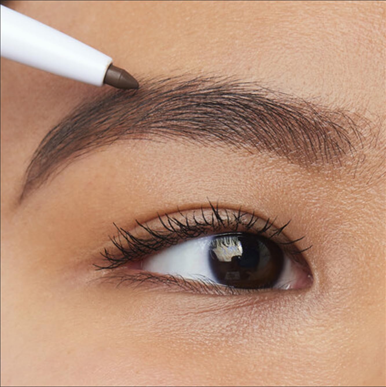 e.l.f. Instant Lift Brow Pencil: cera transparente fija el resultado durante el día.