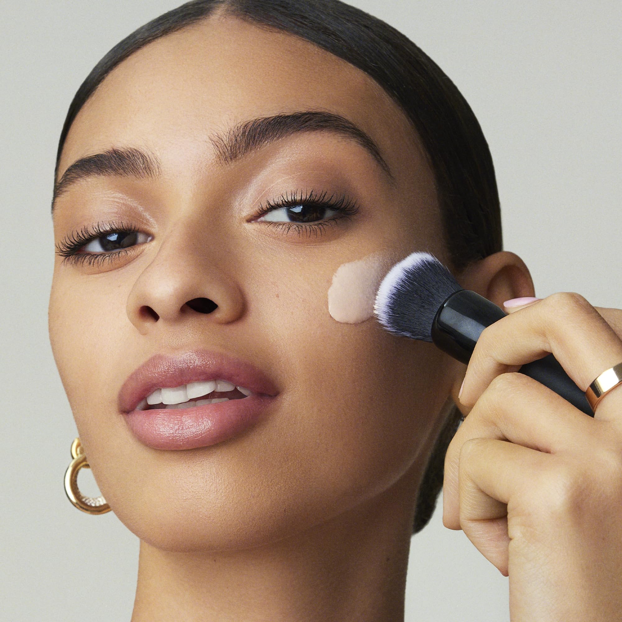 aplicación suave que prepara la piel para maquillaje