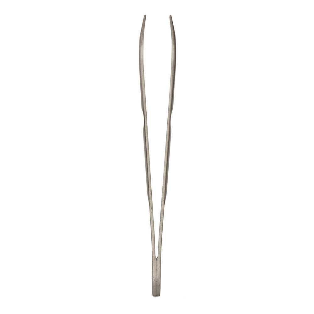 e.l.f. Slant Tweezer ergonomic slant tip enables easy eyebrow shaping.