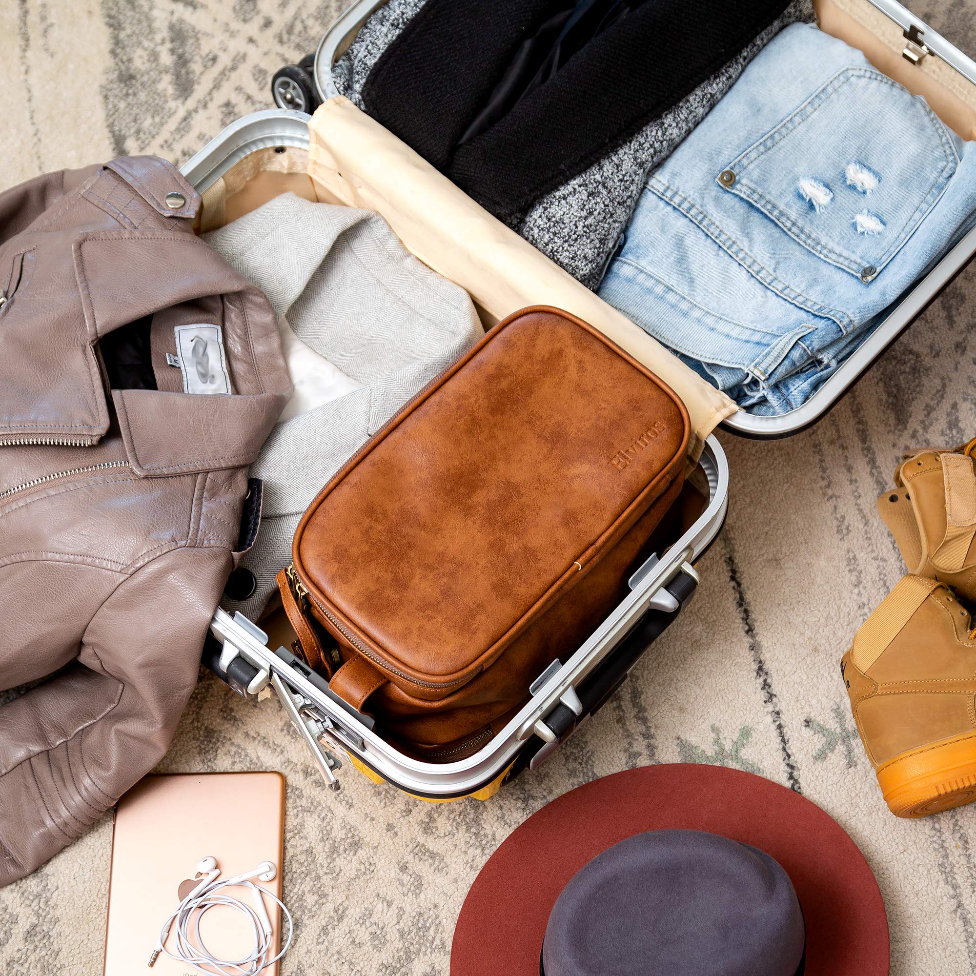 Elviros interior pockets help organize toiletries and accessories.