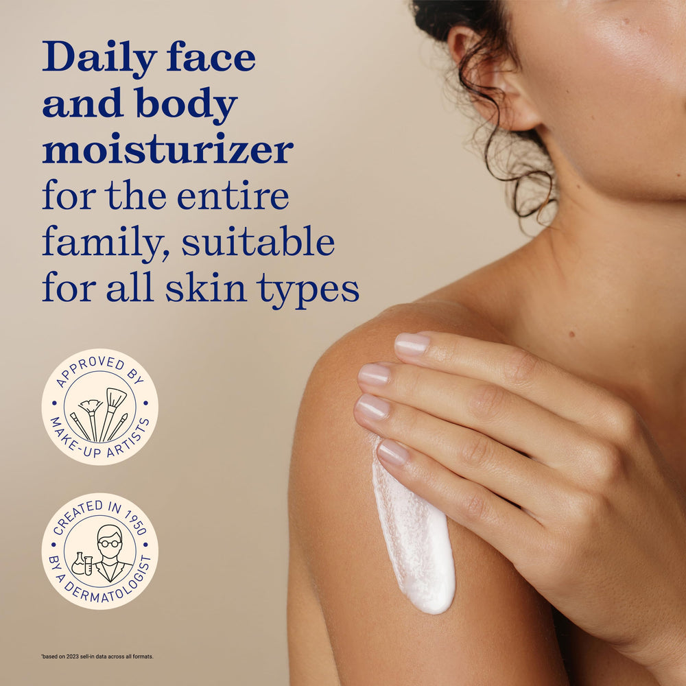 Embryolisse Lait Creme Fluid+ aplicación facial suave para un acabado natural.