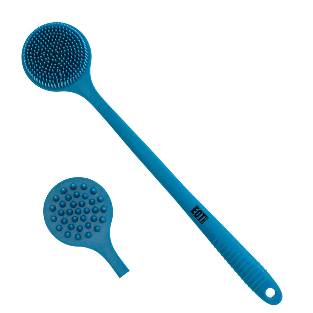 Escobilla corporal de silicona EOT Wellness con mango flexible para alcanzar la espalda.