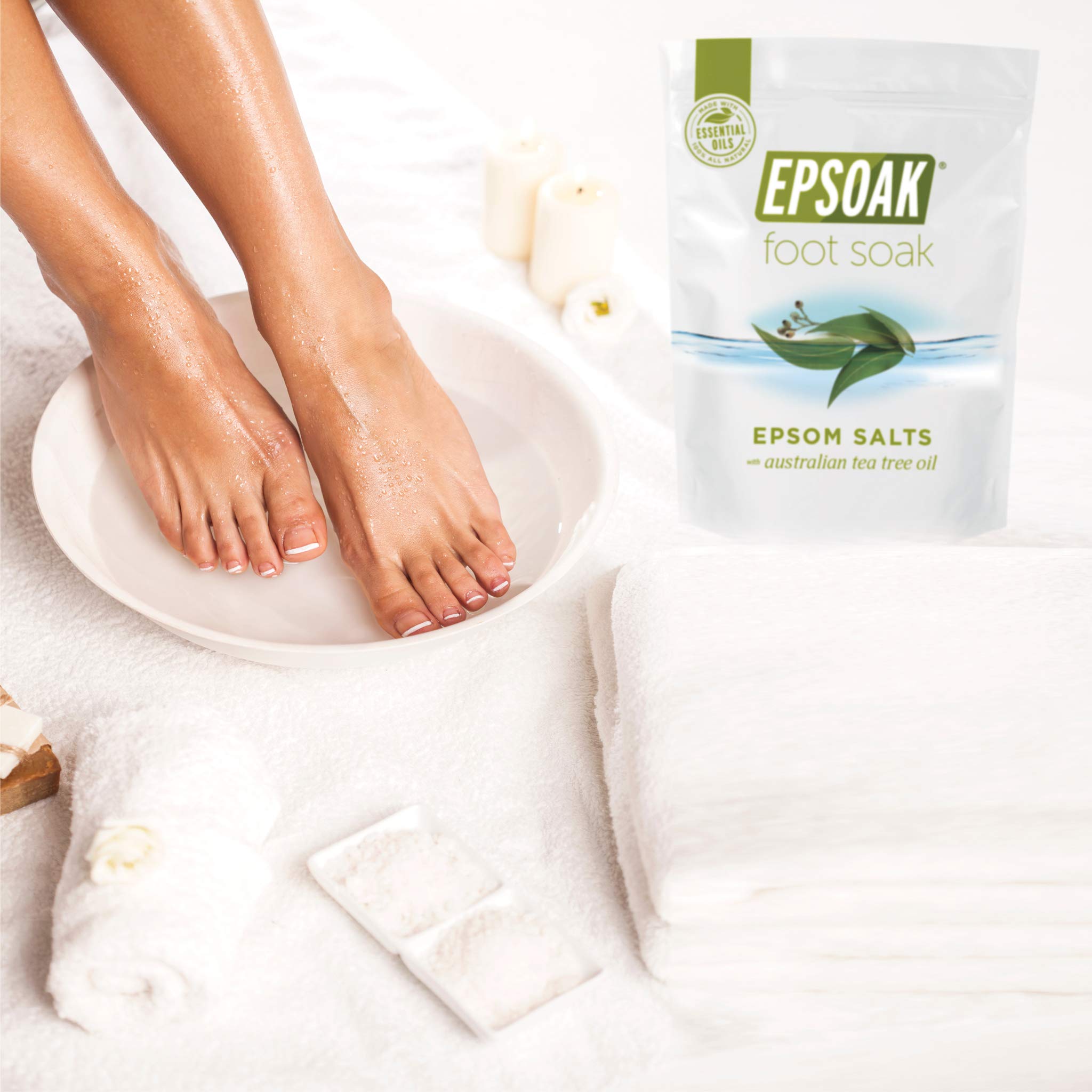 Pies sumergidos en baño relajante con Epsoak Tea Tree Foot Soak.