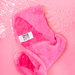 Vista cercana de la microfibra ERASE YOUR FACE muestra su textura suave para retirar maquillaje con agua.