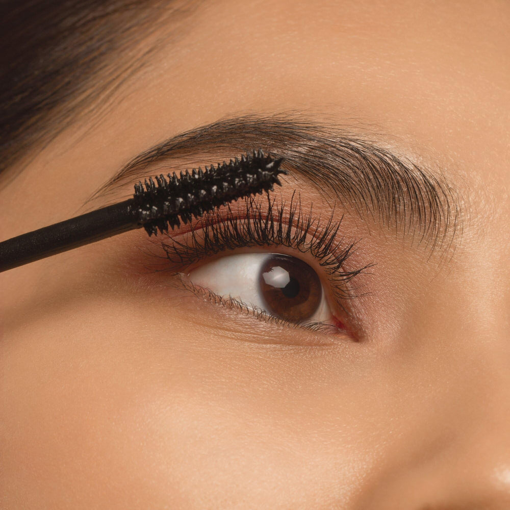 Essence Call Me Queen: resistente al agua para looks duraderos.