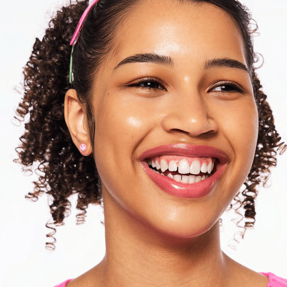 Cejas definidas sin residuo pegajoso con fijación clara essence.