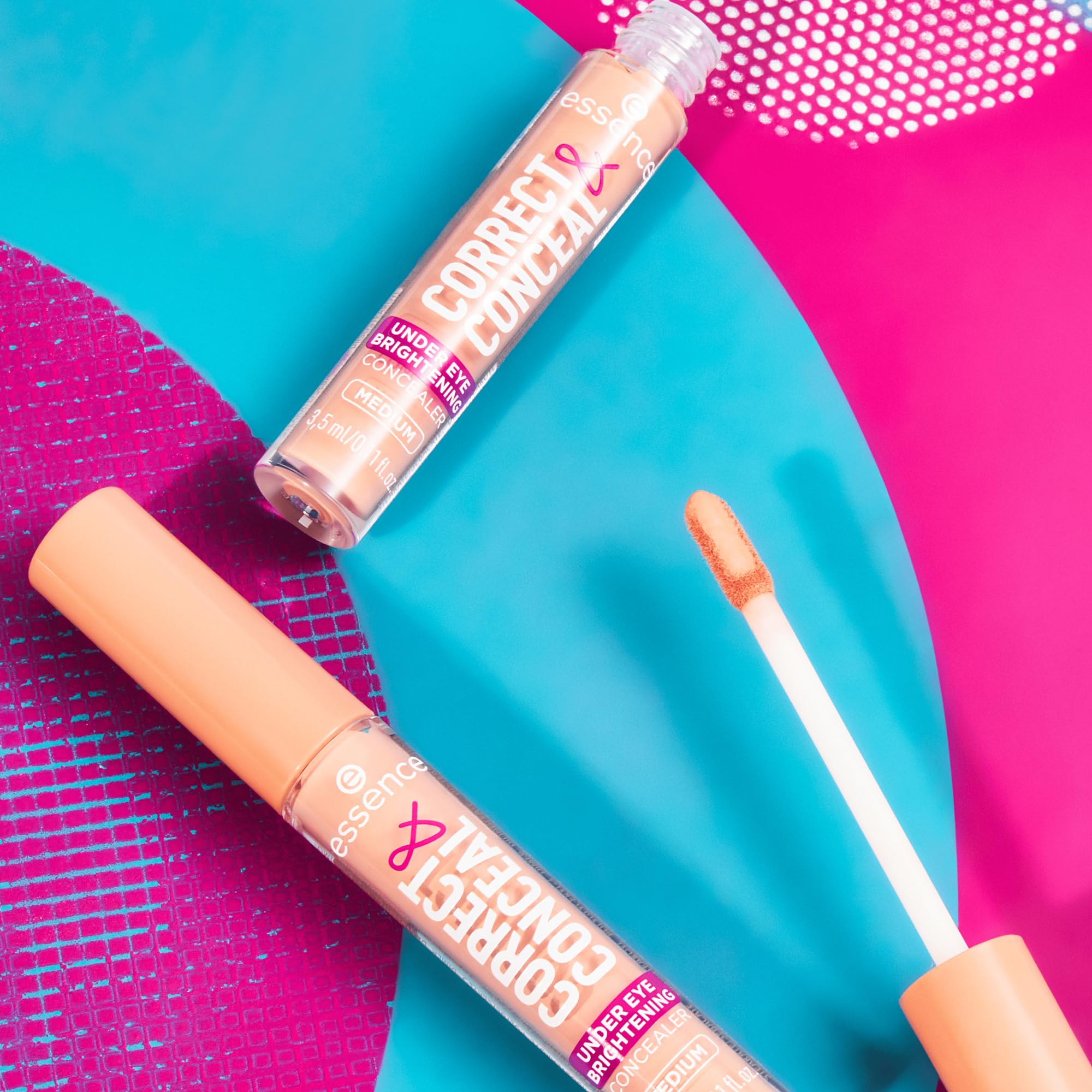 essence Corrector e Iluminador aplicación precisa en el área de ojos.