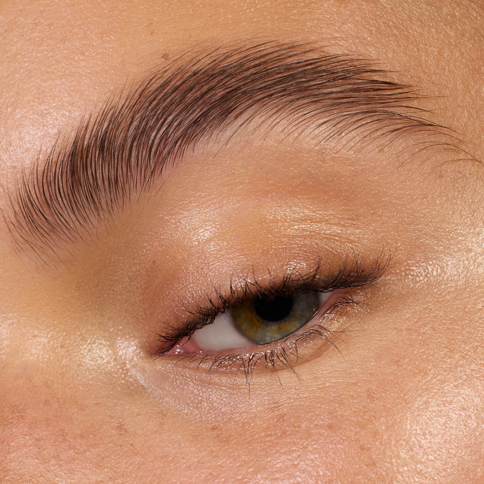 Fórmula vegana essence libre de crueldad para cejas limpias y definidas.
