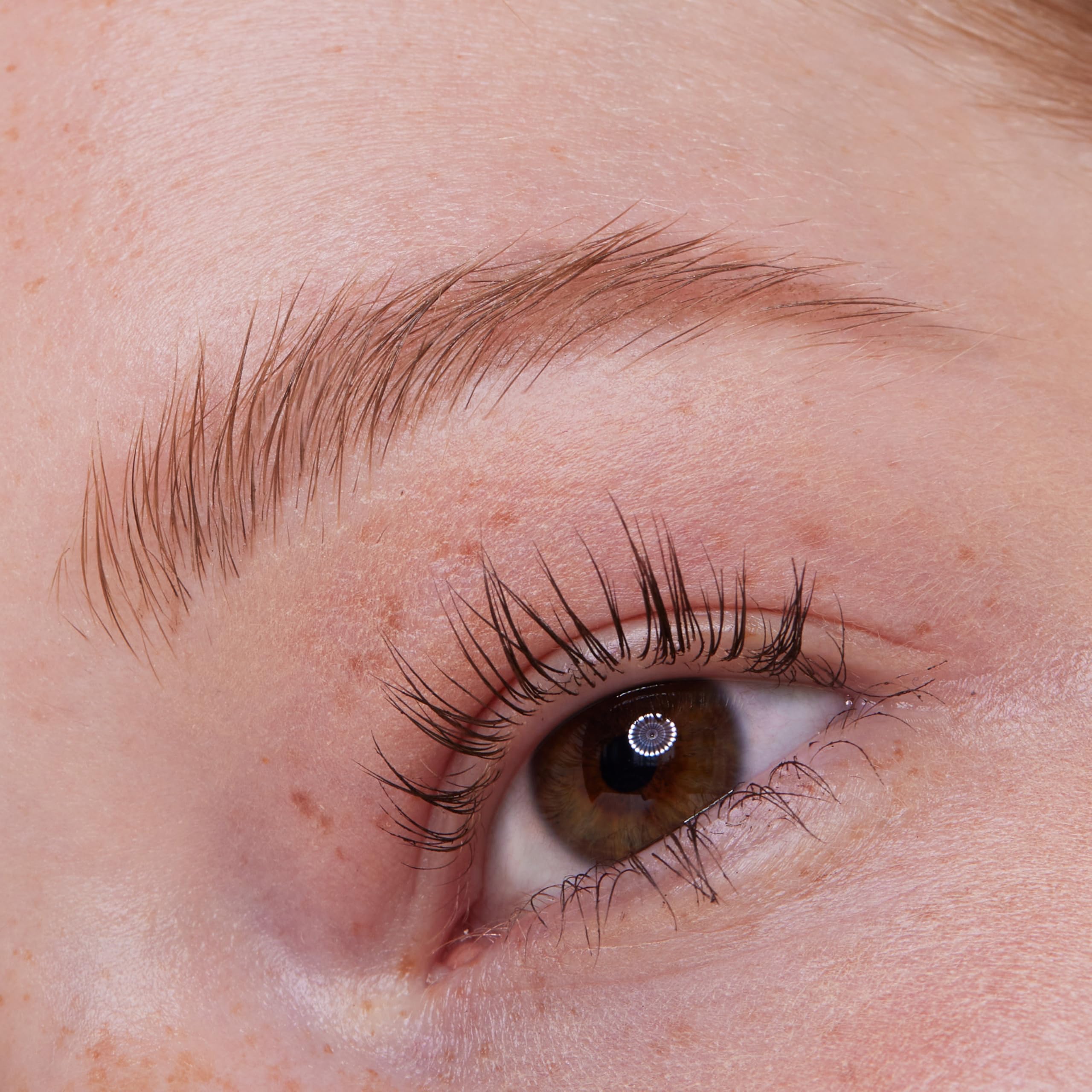 essence I Love Extreme mascara brush application on upper lashes delivering even coating.