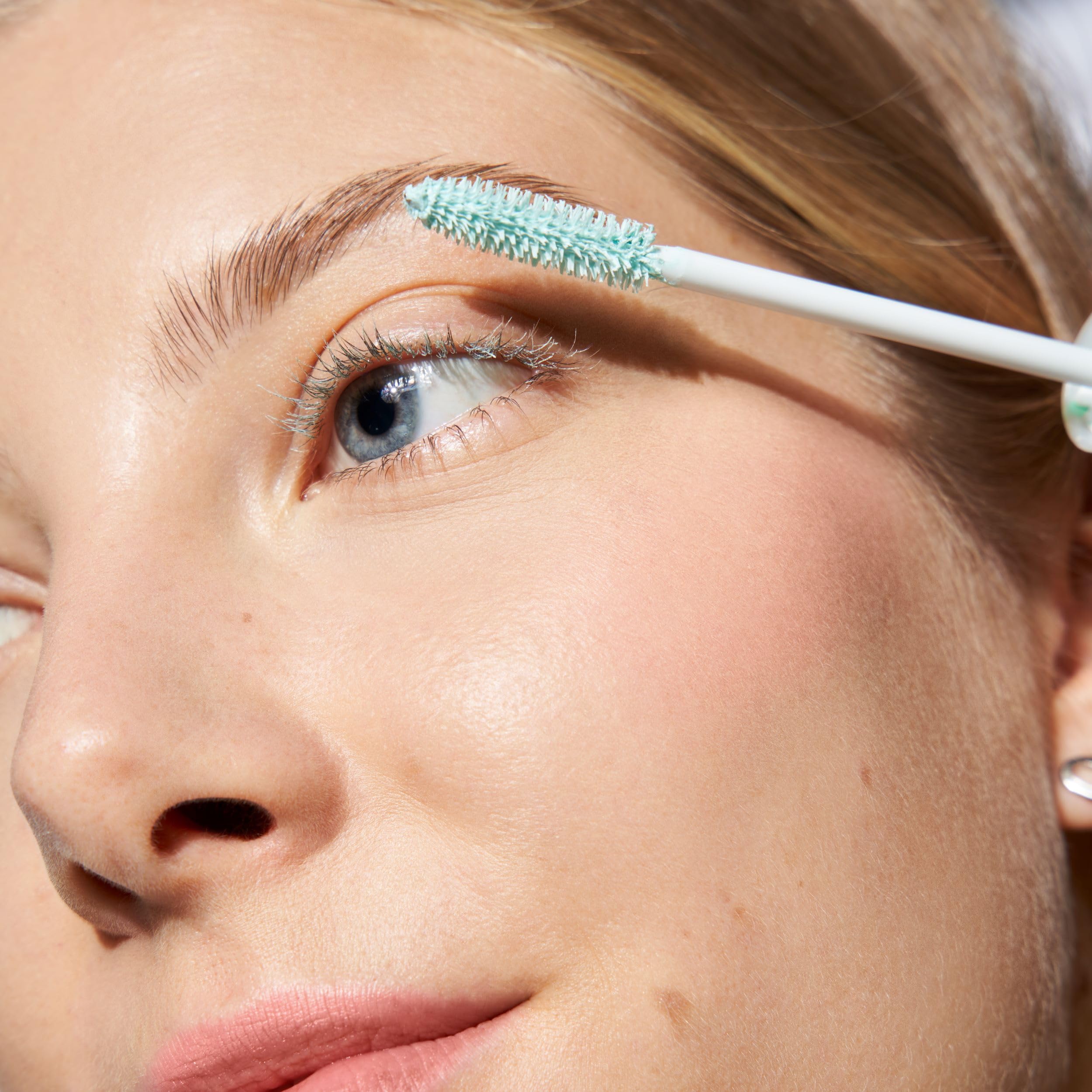essence Lash Princess Primer demonstrates the swipe and wait technique for best results.