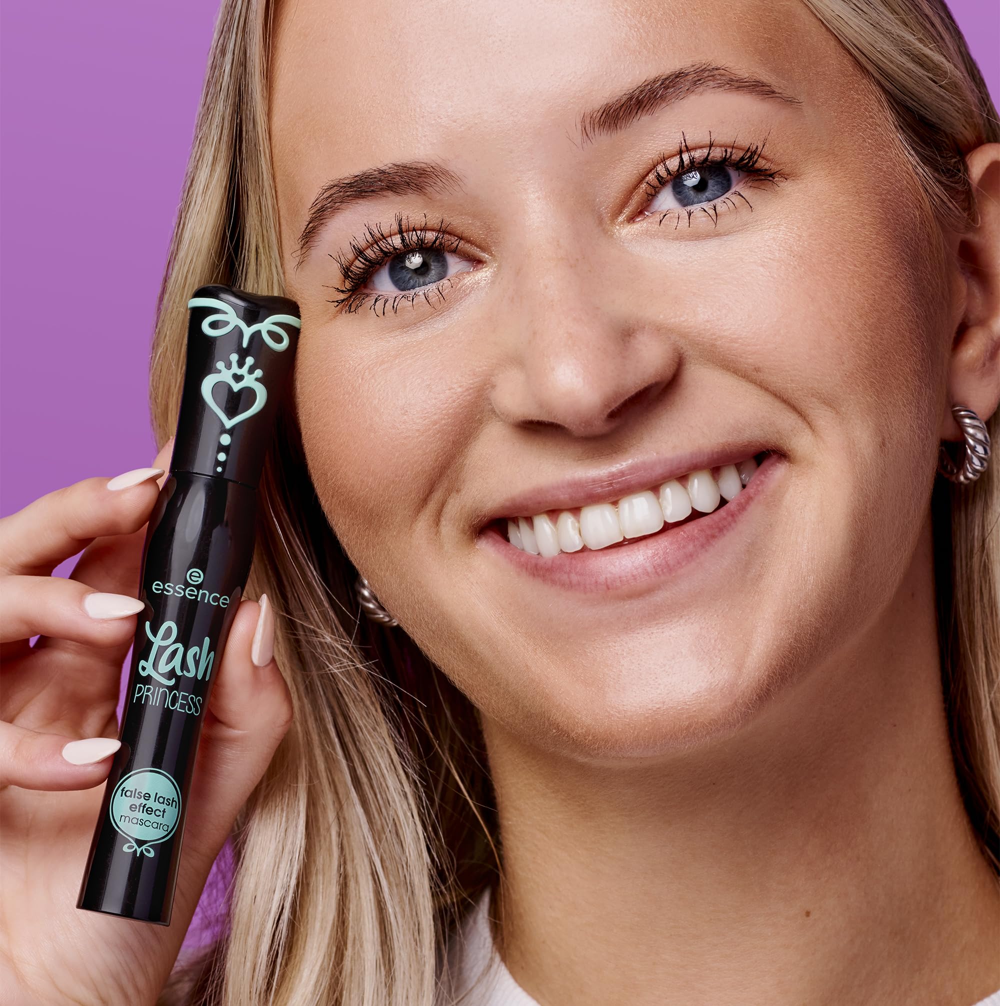 Essence Lash Princess fiber brush detail for sculpted lashes without clumps.