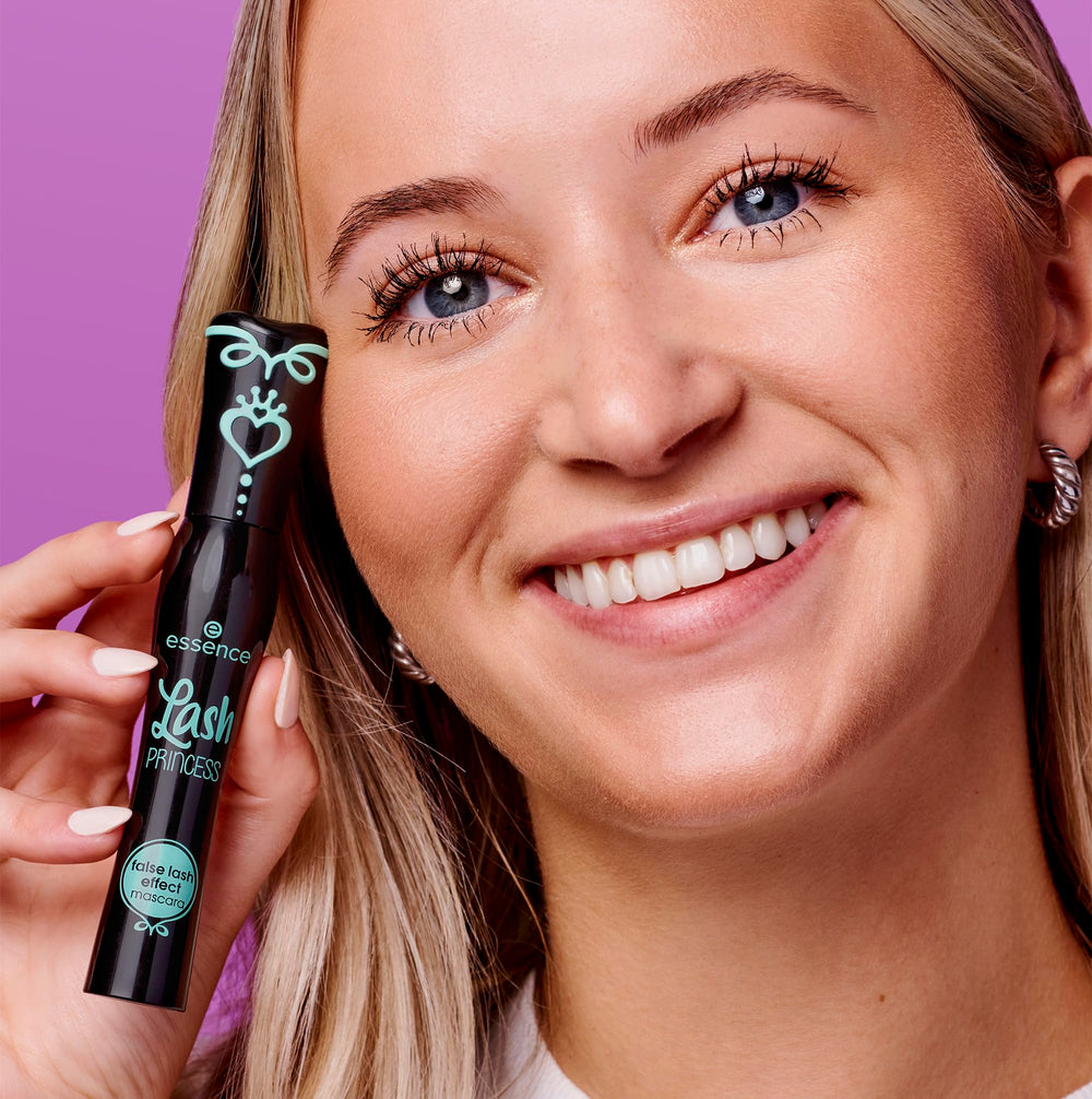 Essence Lash Princess fiber brush detail for sculpted lashes without clumps.