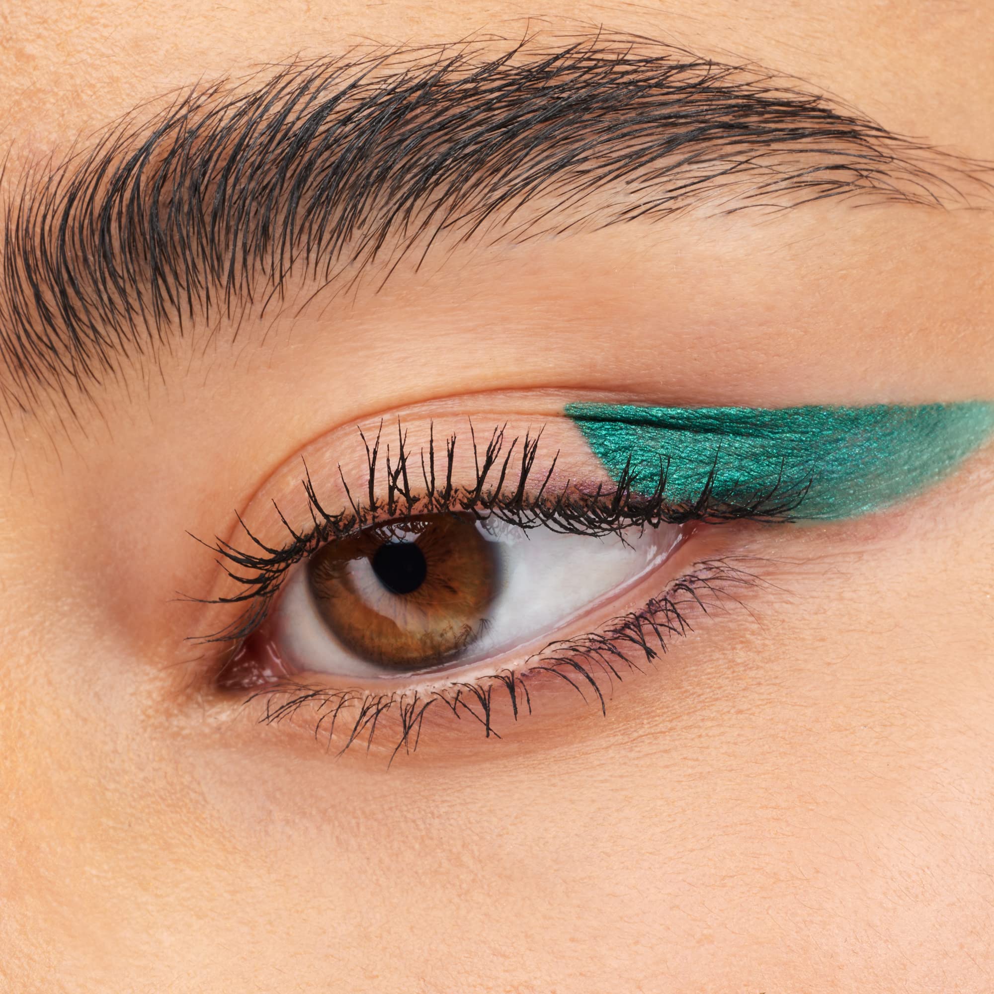 essence Stay & Play Gel Eyeliner soft gel-like texture enables effortless eyelid gliding.