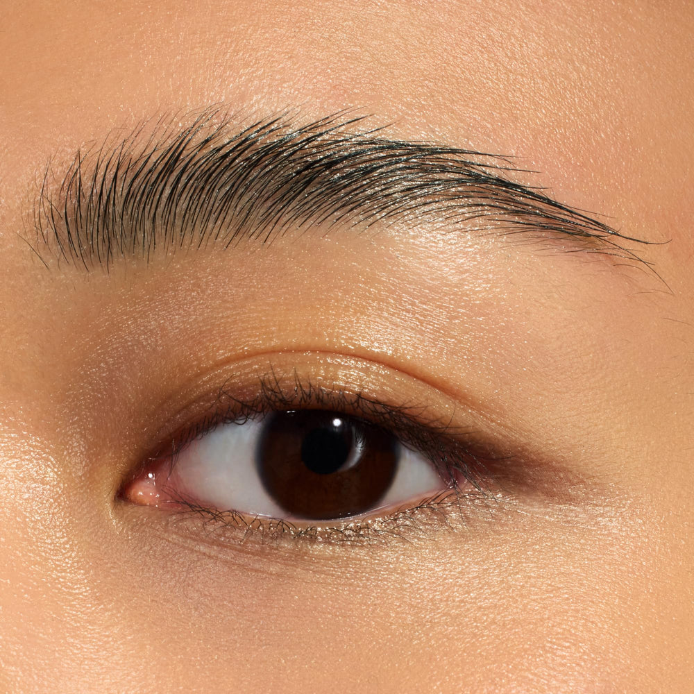 Uso: cepillo fino para cejas peinadas con precisión.