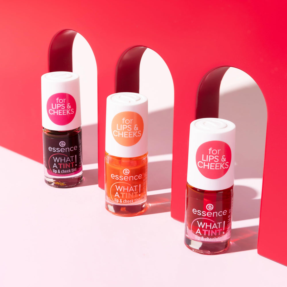 essence What a Tint natural-glow look on cheeks