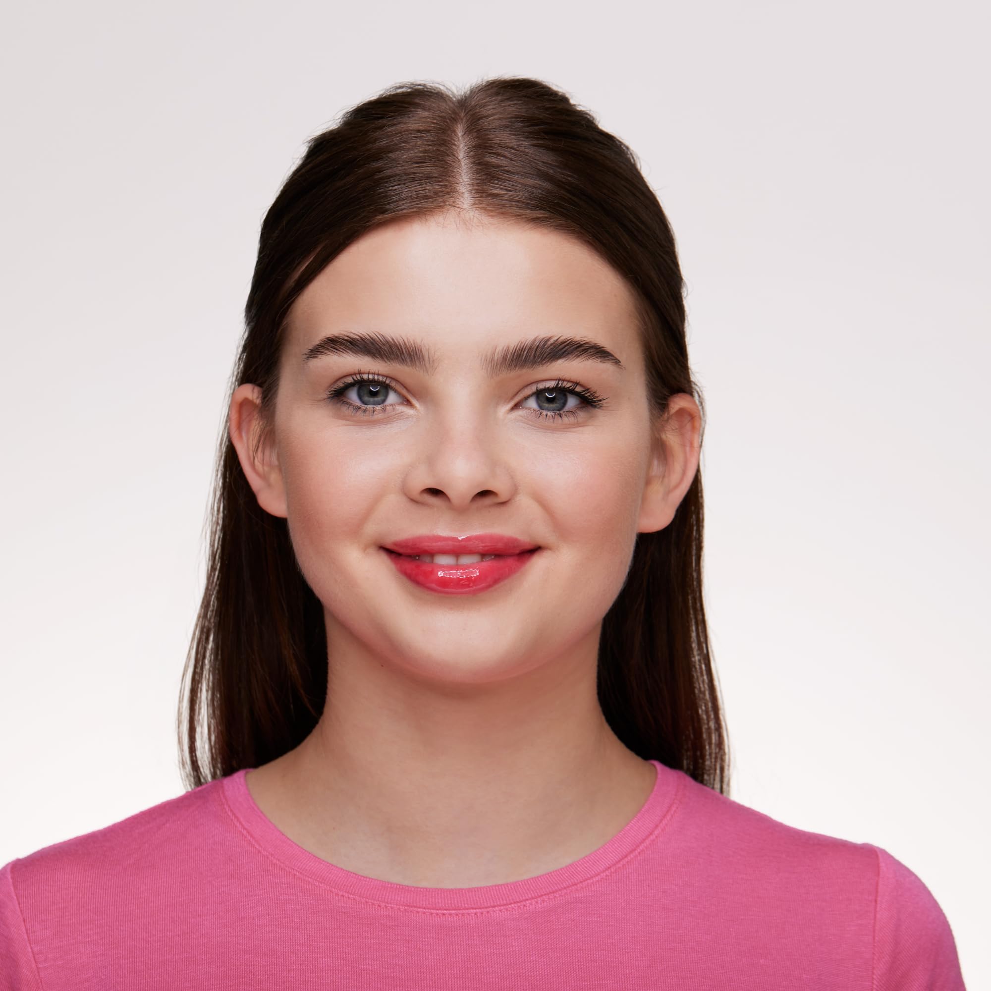 essence What the Fake lip filler chili extract detail—tingling for added plump sensation.