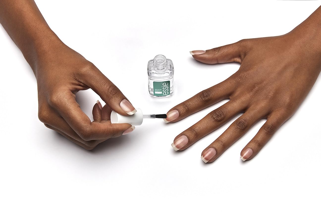 La essie-aplicacion-capa-base ilustra la aplicación de la base para una manicura estable.