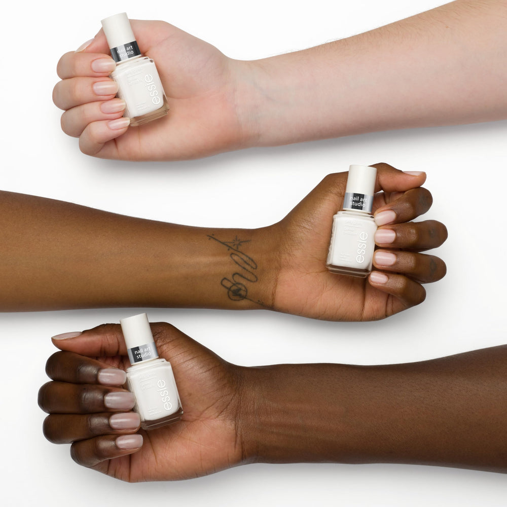 essie Arctic Jelly: capas translúcidas para un look milky suave.