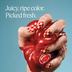 Muestra de color Berry Naughty para inspirar manicuras modernas en casa.