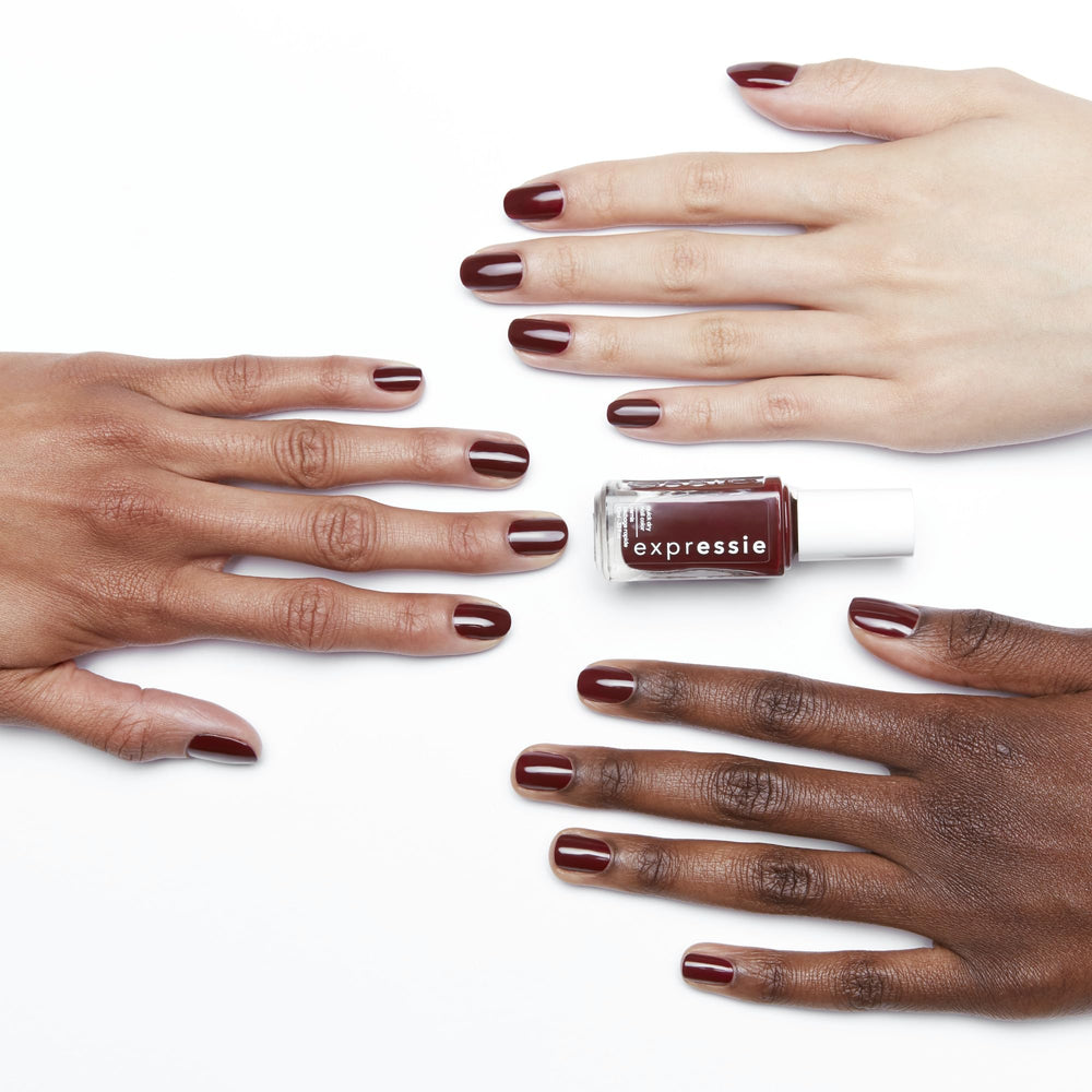 essie expressie tono burgundy oscura ofrece cobertura uniforme
