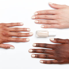 Pincel angular Essie Expressie facilita aplicación rápida en ambas manos.