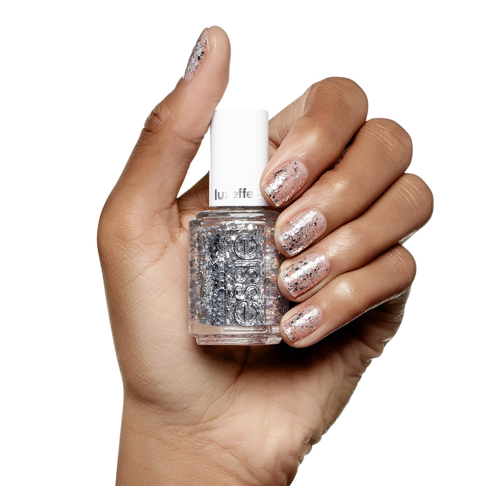 Tendencia en color uñas con brillo plateado de essie
