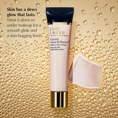 Textura gel-crema refrescante de Futurist Aqua Brilliance para una base suave.