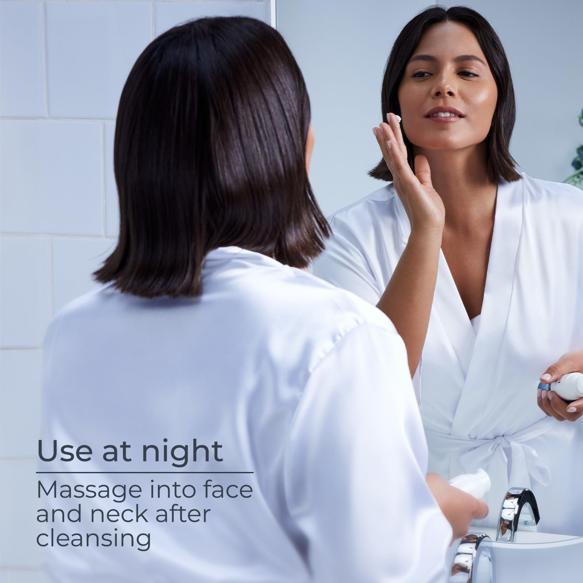 Masaje de la crema nocturna Eucerin en rostro y cuello