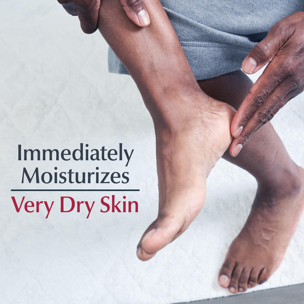 Aplicación diaria de crema Eucerin en los pies tras la ducha para piel suave.