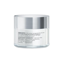 Aplicación suave de Eucerin Q10 Nocturna en rostro y cuello.