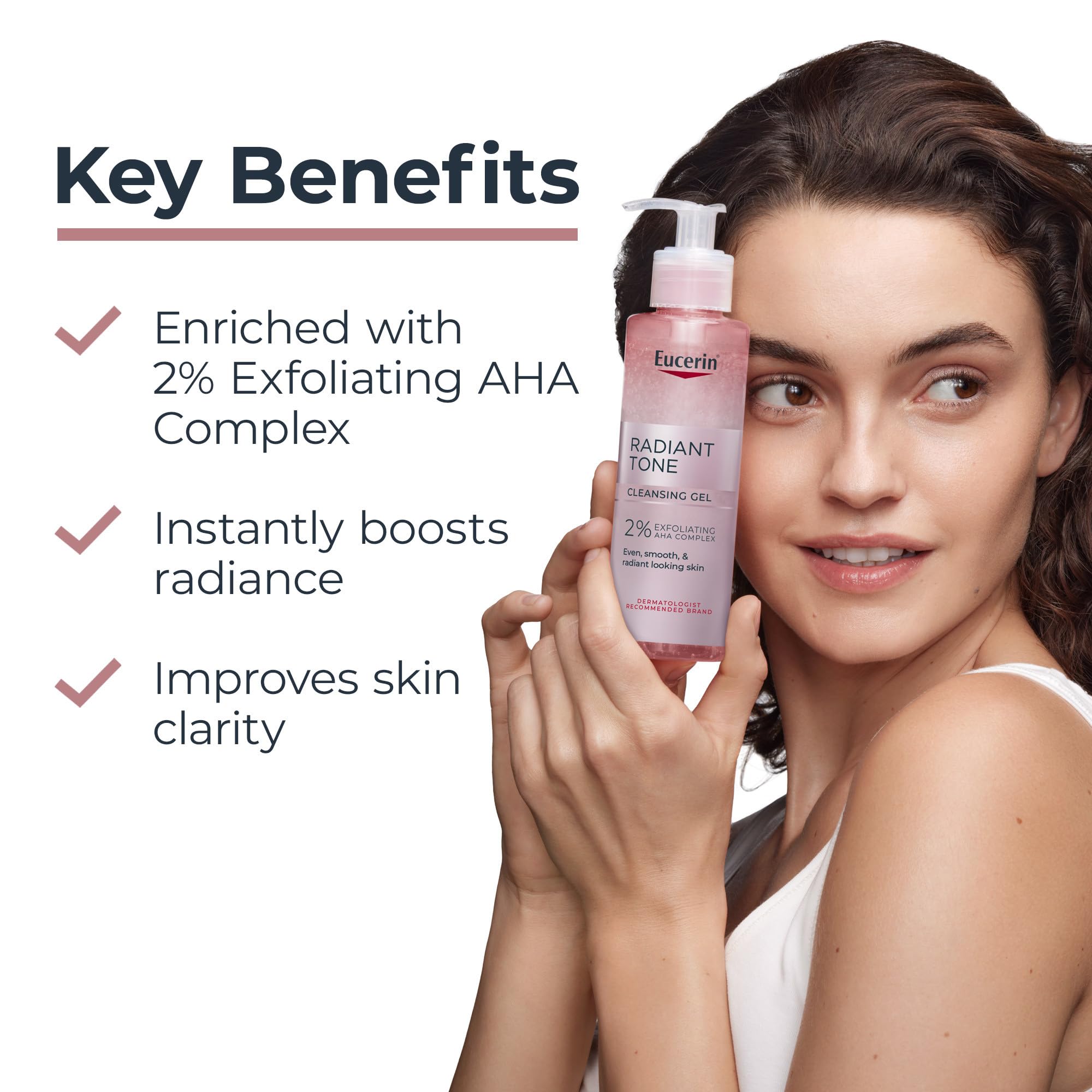 Aplicación con las manos para iniciar la rutina de limpieza facial