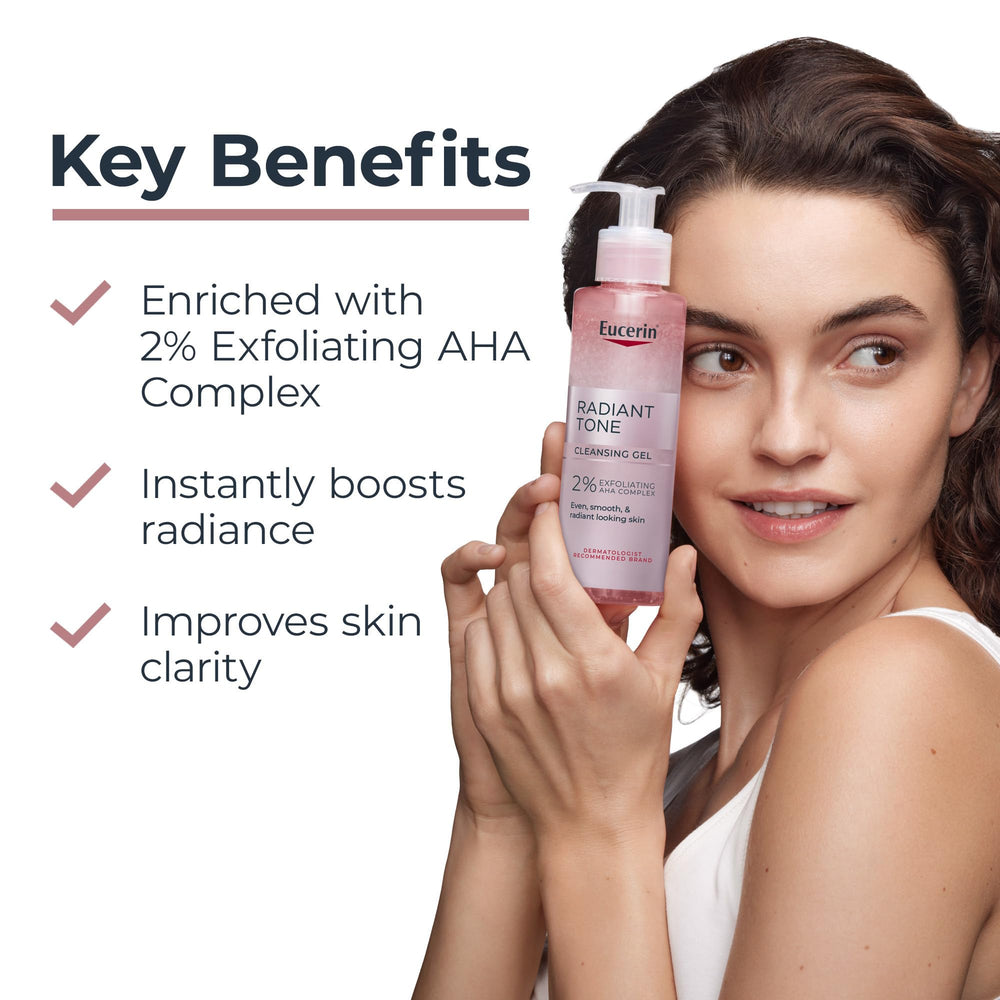Aplicación con las manos para iniciar la rutina de limpieza facial