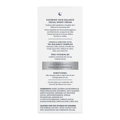 Textura hidratante de la crema de noche para piel seca y confortable