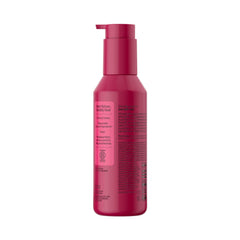 Aplicación suave del Sérum Eva NYC en puntas dañadas.