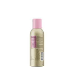Kweeen brillo dorado visible en cabello y piel para efecto glam.