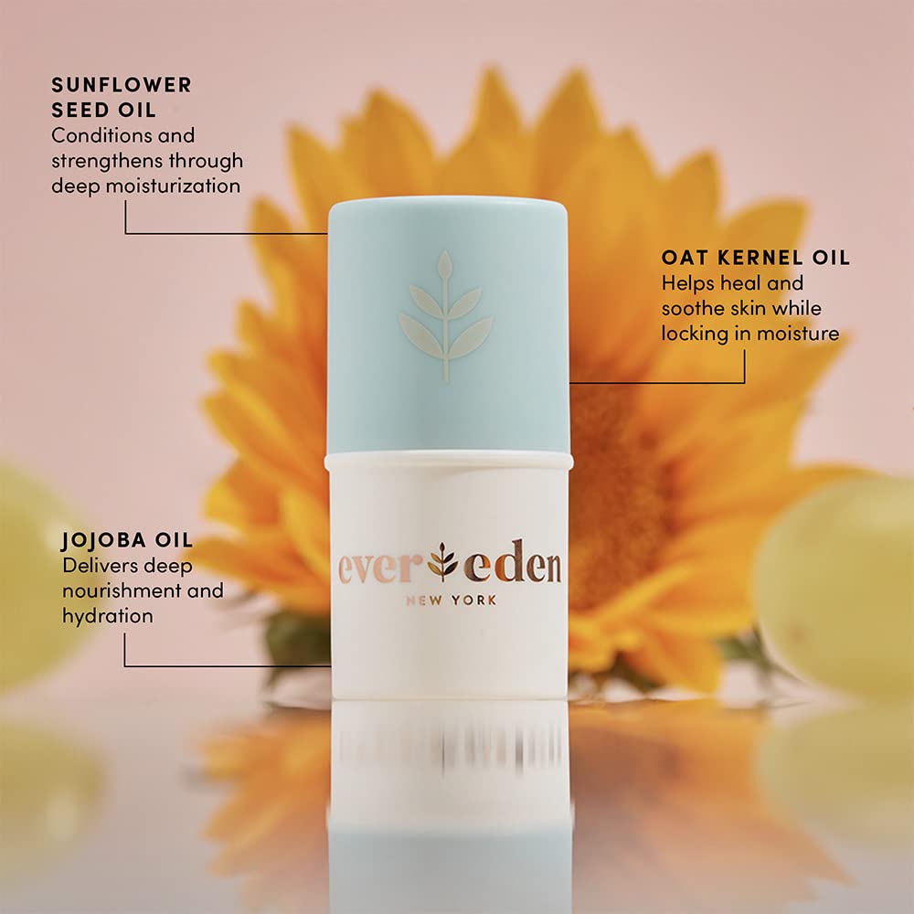 Aplicación suave de Evereden en los labios del bebé.