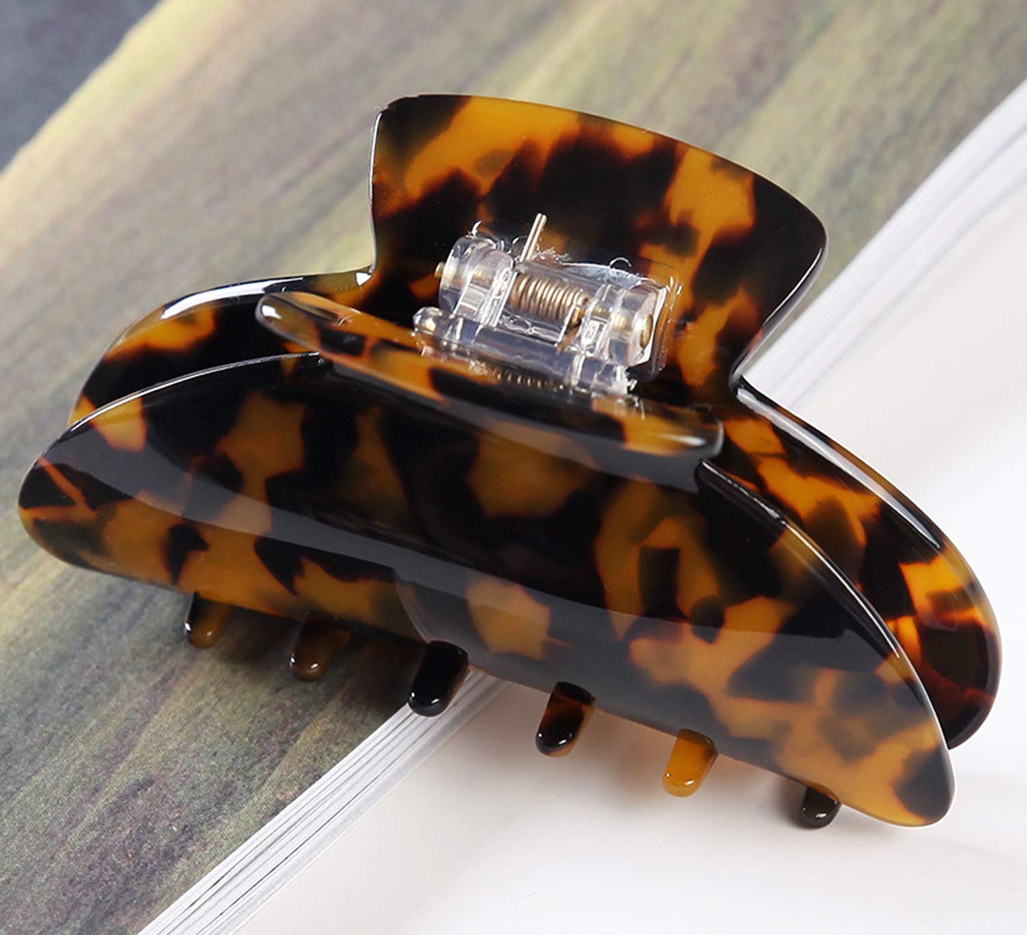 Eyegla diseño clásico carey: complemento elegante para cualquier atuendo.
