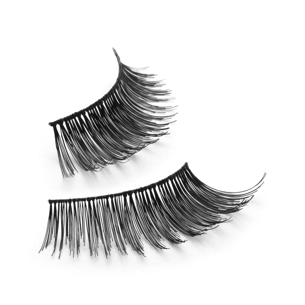 Eylure Volume Accent No. 005 sleek black band adds defined, dramatic eye shape.