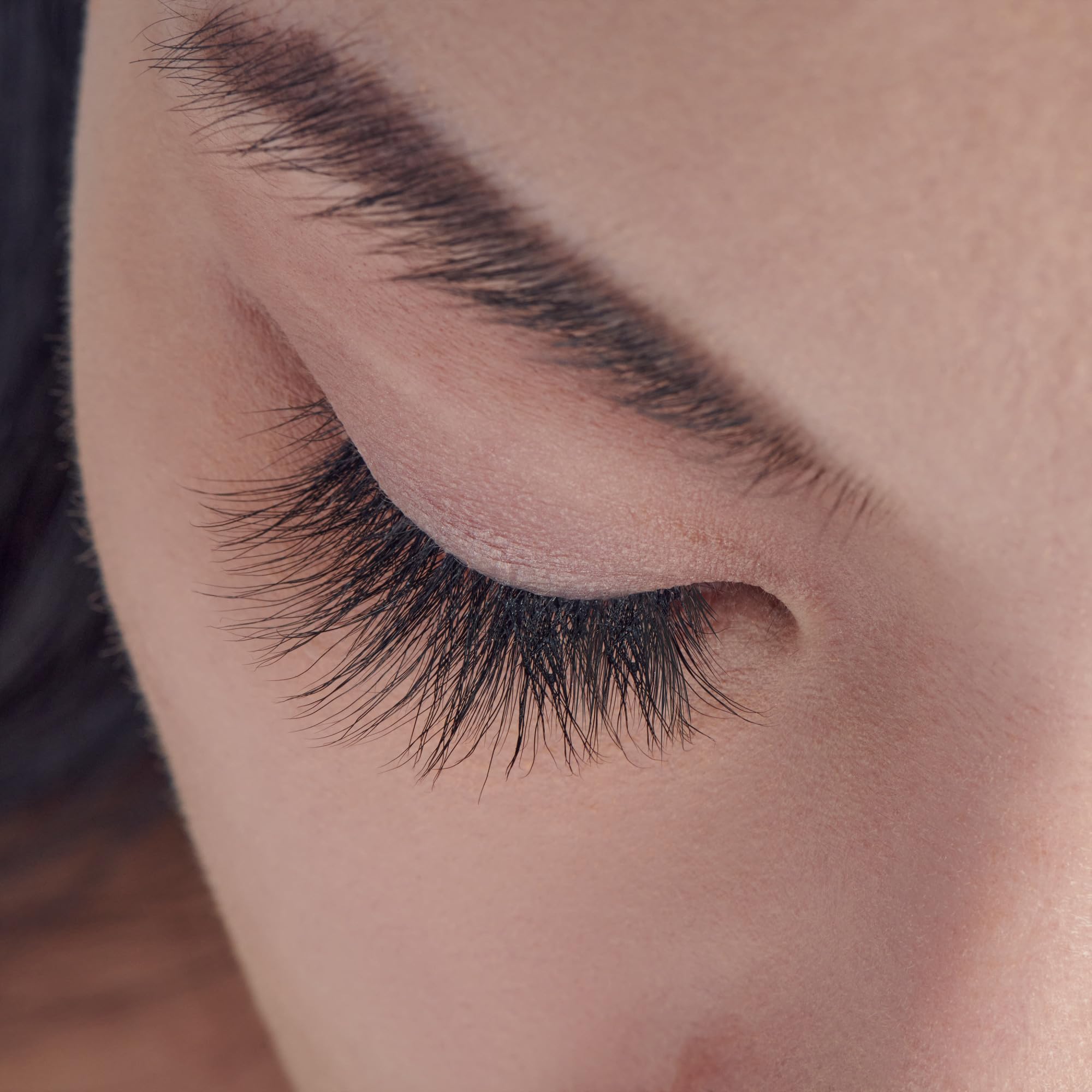 FALSCARA KISS falscara 16mm wisps enhance voluminous lash fringe.