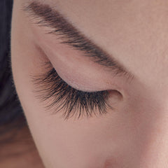 FALSCARA KISS falscara 16mm wisps enhance voluminous lash fringe.