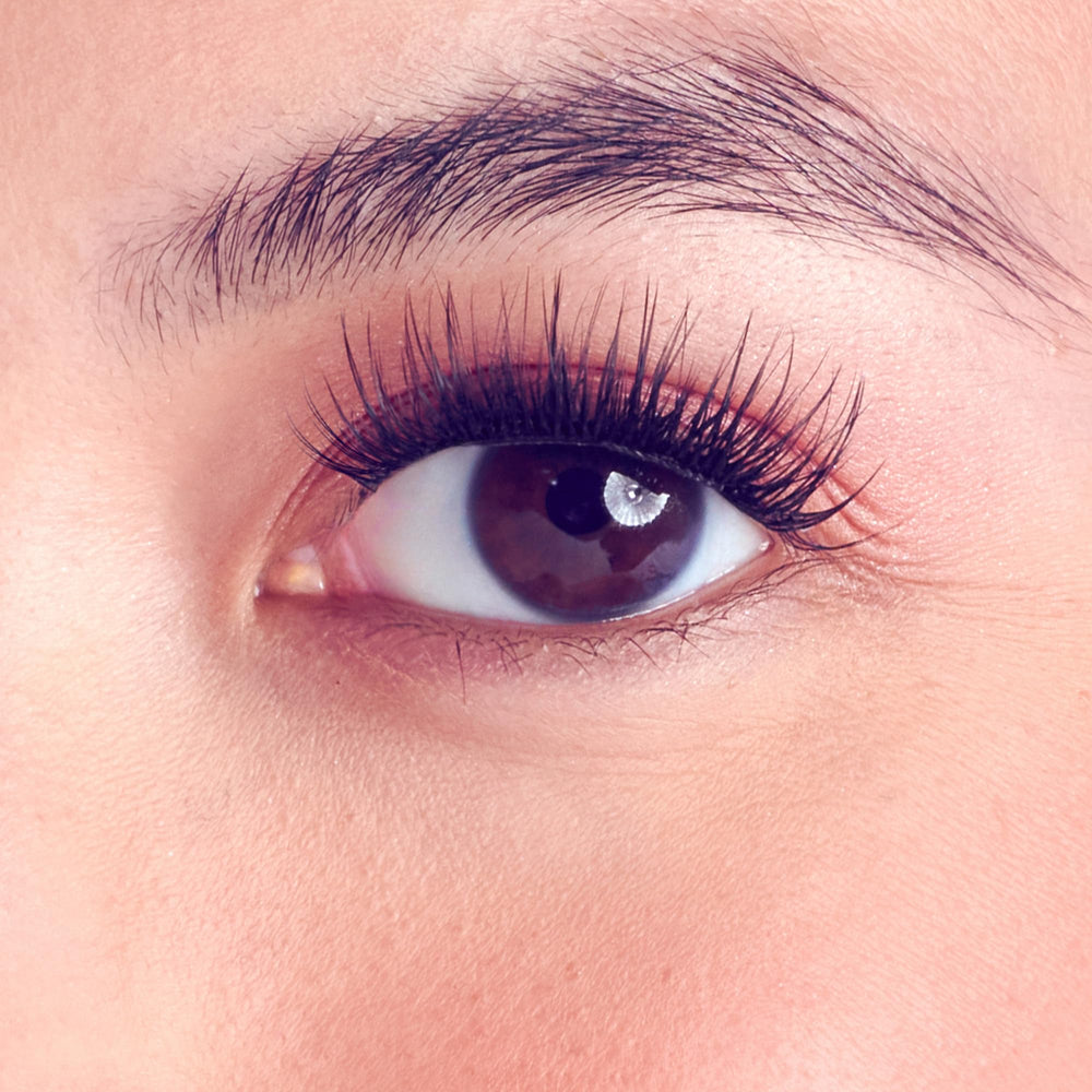 FALSCARA precision applicator for precise, clean lash placement.