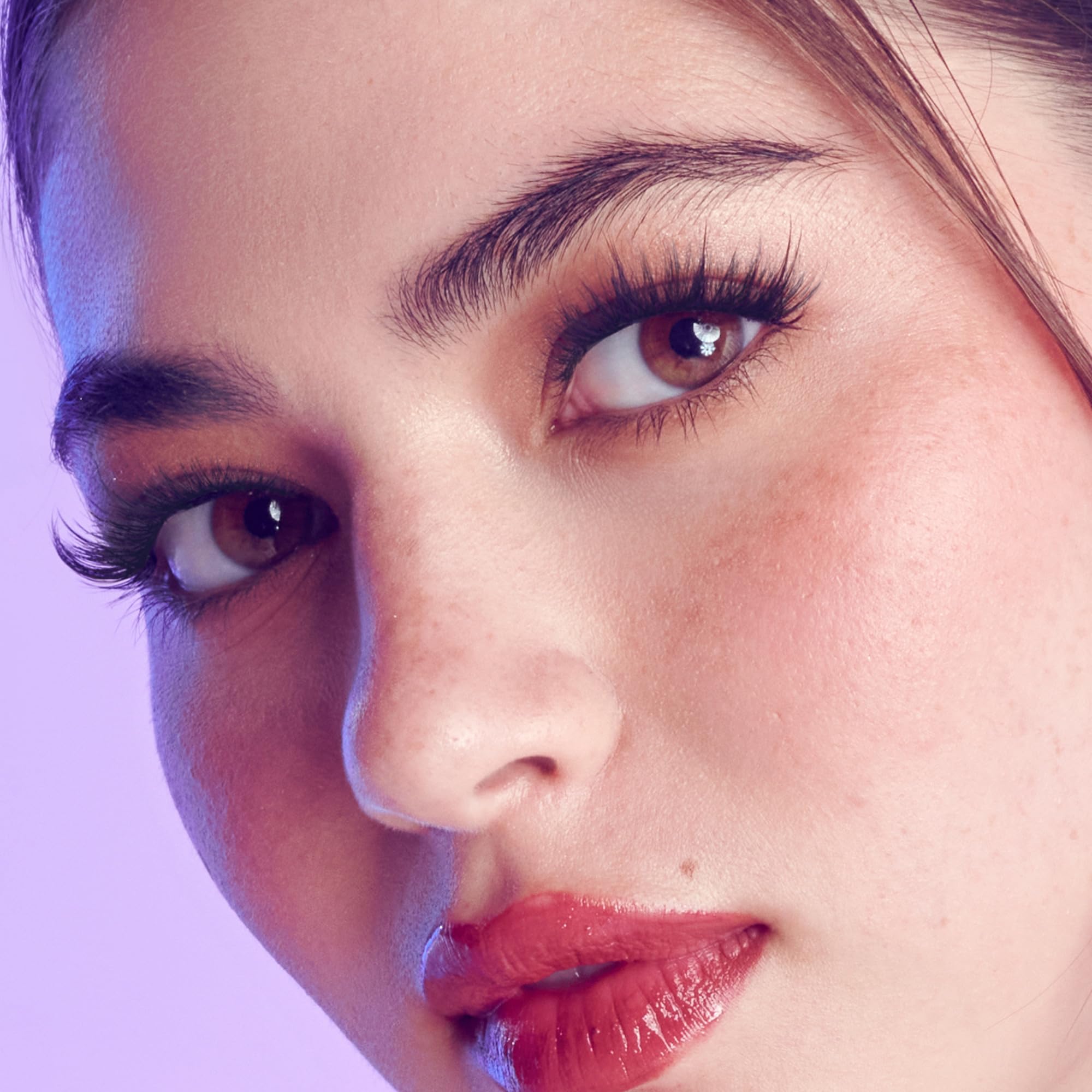KISS FALSCARA WISPS invisible band close-up for seamless blend.