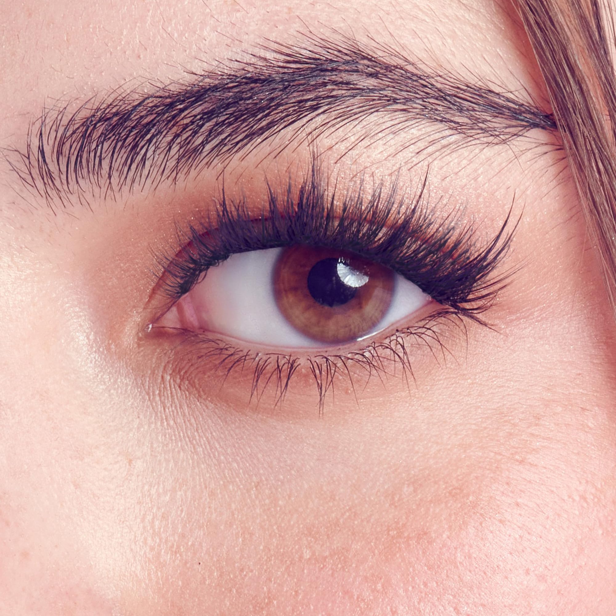 KISS FALSCARA WISPS Split lash tip for natural separation.