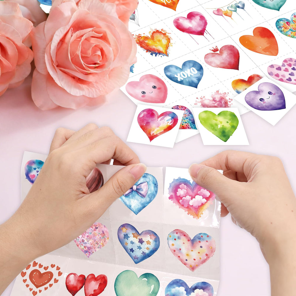 Tatuajes Fancy Land: motivos de arcoíris y flores coloridas.