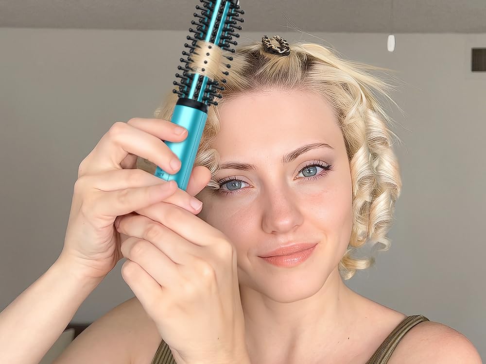 Farery gym bag-ready tool enables quick post-workout hair fixes.