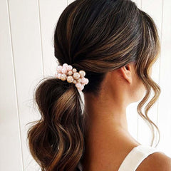 Fashey coleta con perlas para peinados chic diarios.