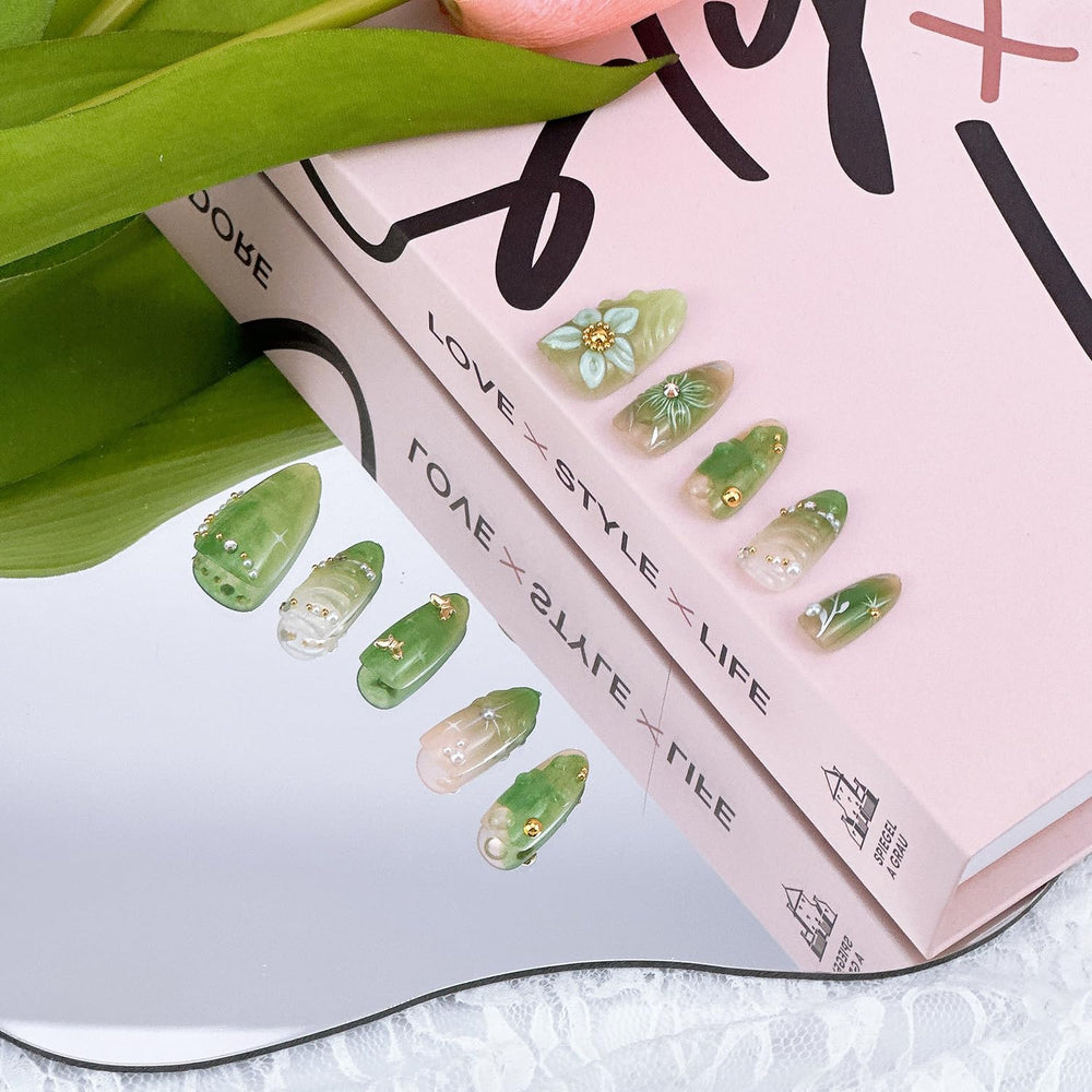 FDSQHSA gold beads embellishment creates chic, festive nail looks