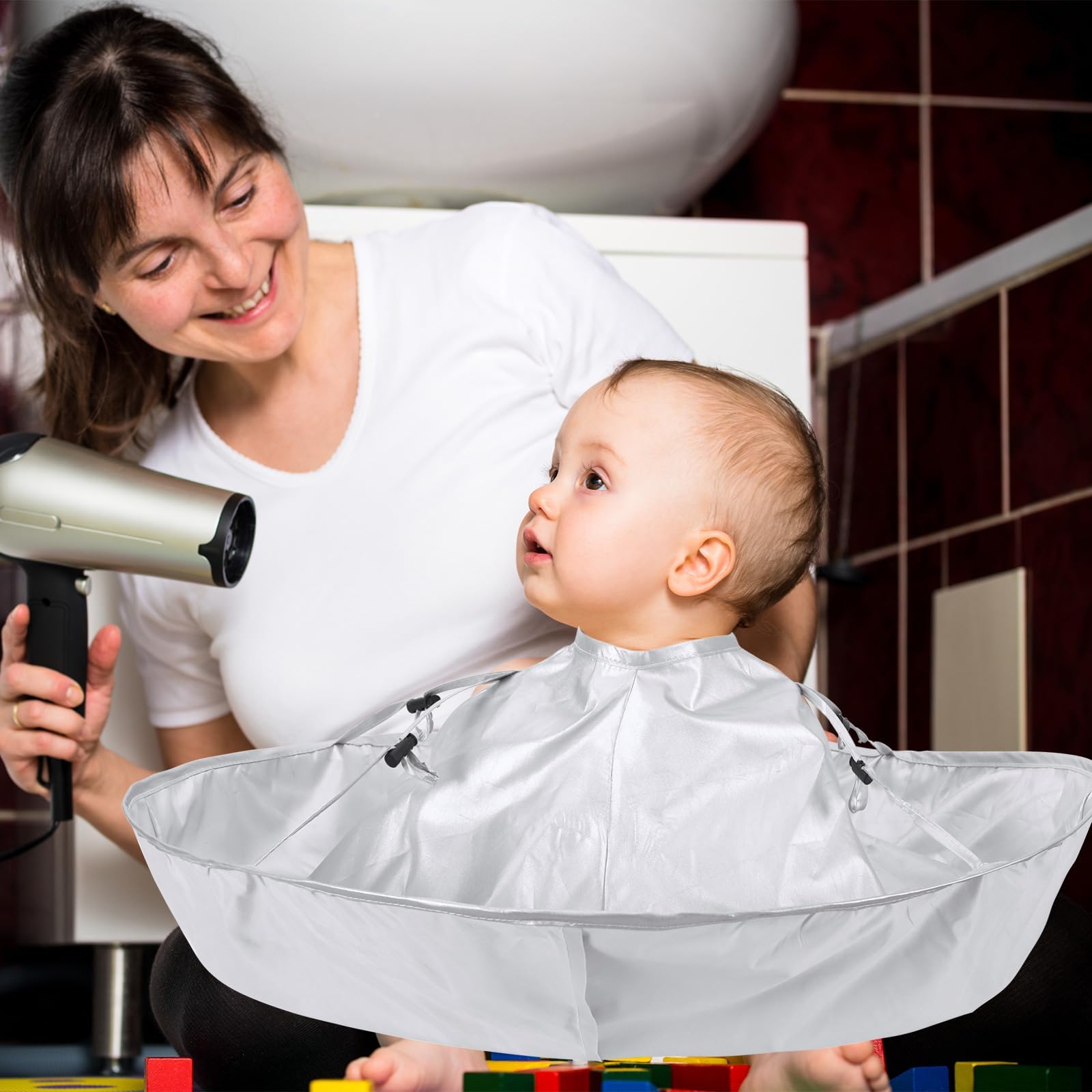 FEBSNOW haircutting cloak with water-repellent nylon keeps you dry.