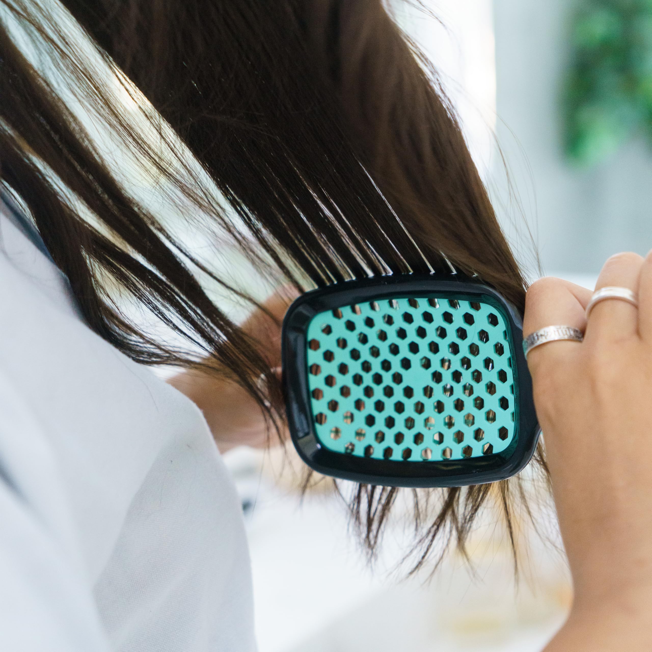 FHI Heat UNbrush cleaning is quick and easy after brushing.