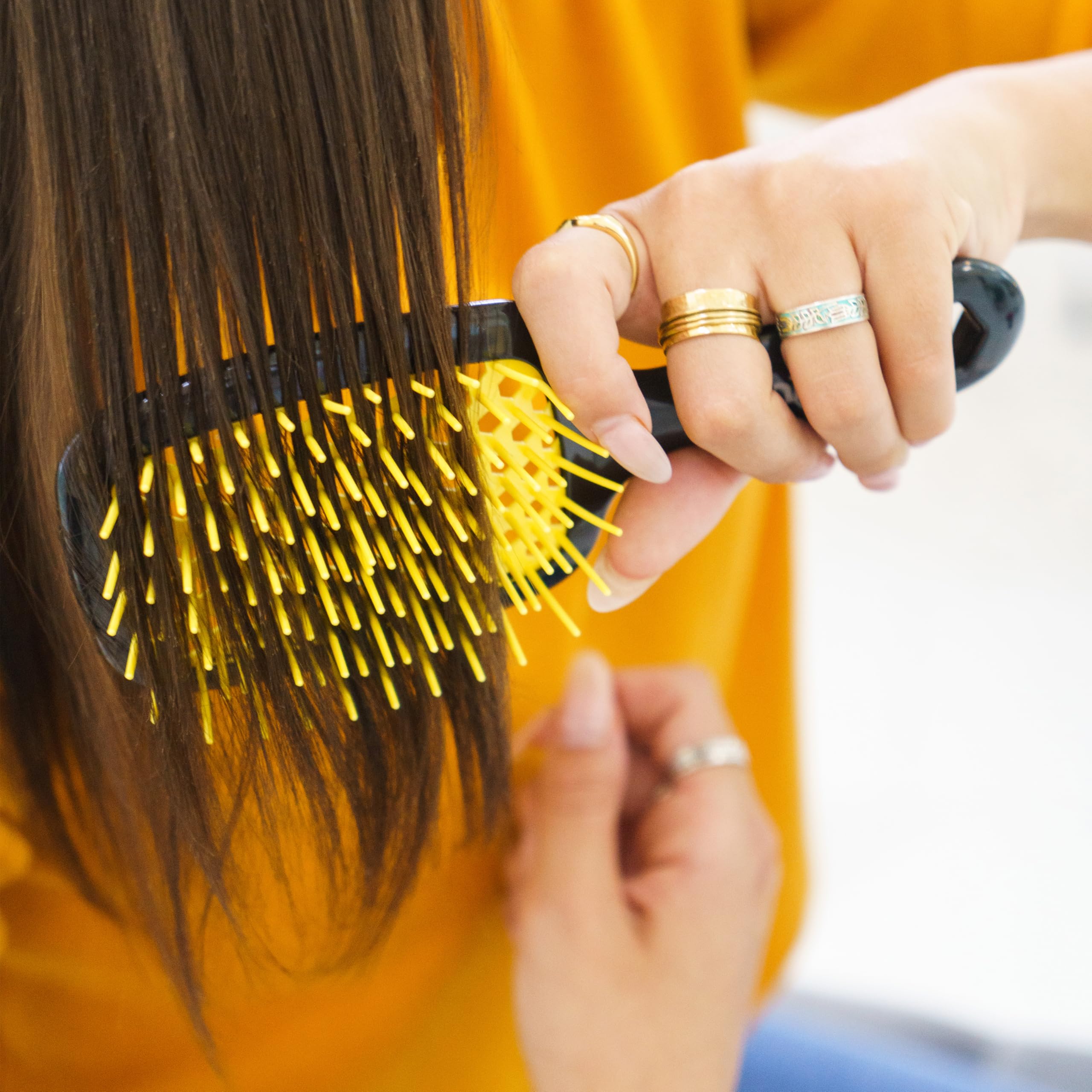 FHI Heat UNbrush lightweight handle for comfortable styling.